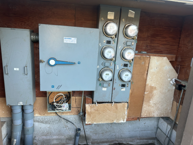 Existing 400 amp multi-family electrical service before upgrade in Pasadena CA